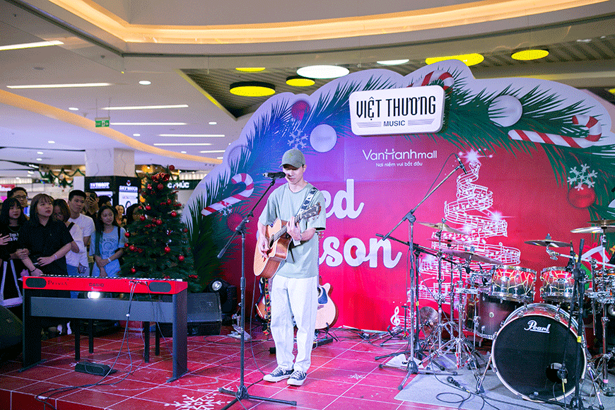 Ca sĩ Thịnh Suy đệm hát Guitar cực chất tại sự kiện Red Season