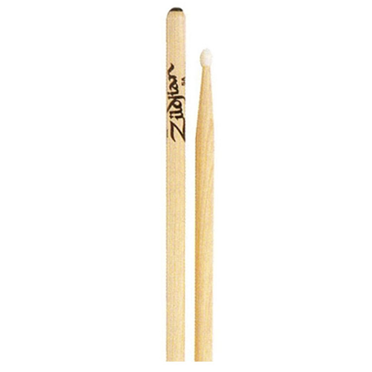 Dùi trống Z5A phổ biến nhất của thương hiệu Zildjian, trong một kết thúc tự nhiên. Đầu gỗ hình bầu dục kích thước đầy đủ tạo ra âm thanh đầy đủ