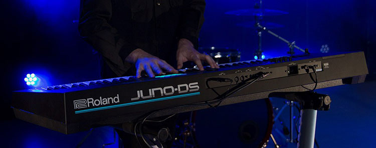 Đàn organ Roland JUNO-DS88 hội tụ một loạt biểu tượng cho cấp độ mới khi trình diễn