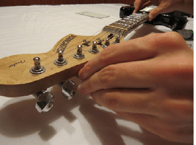 Hướng dẫn cách thay dây đàn Guitar Điện hiệu quả