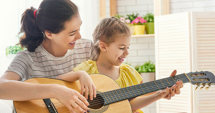 Hướng dẫn chọn đàn guitar cho trẻ mới tập