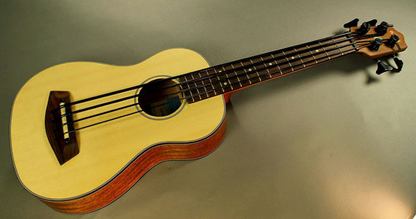 Đàn ukulele baritone khi được chơi có âm thanh hay, trong và sâu hơn
