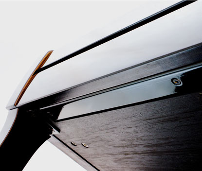 Thanh đỡ phím piano là một thanh gỗ dài, nằm ngang